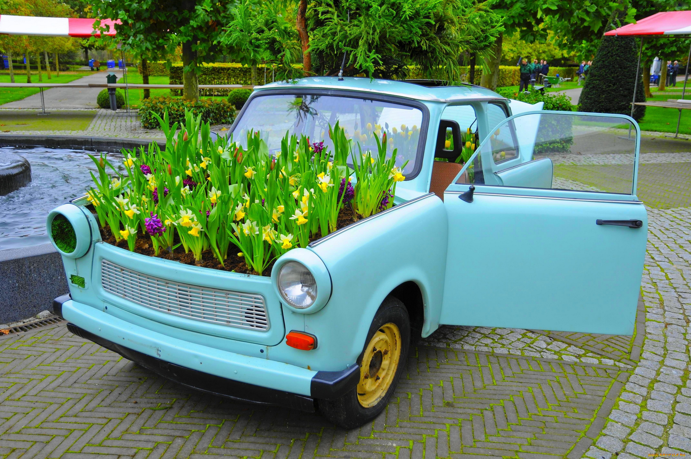 Flower car. Машина клумба. Клумба из автомобиля. Клумба из старой машины. Машина с цветами.